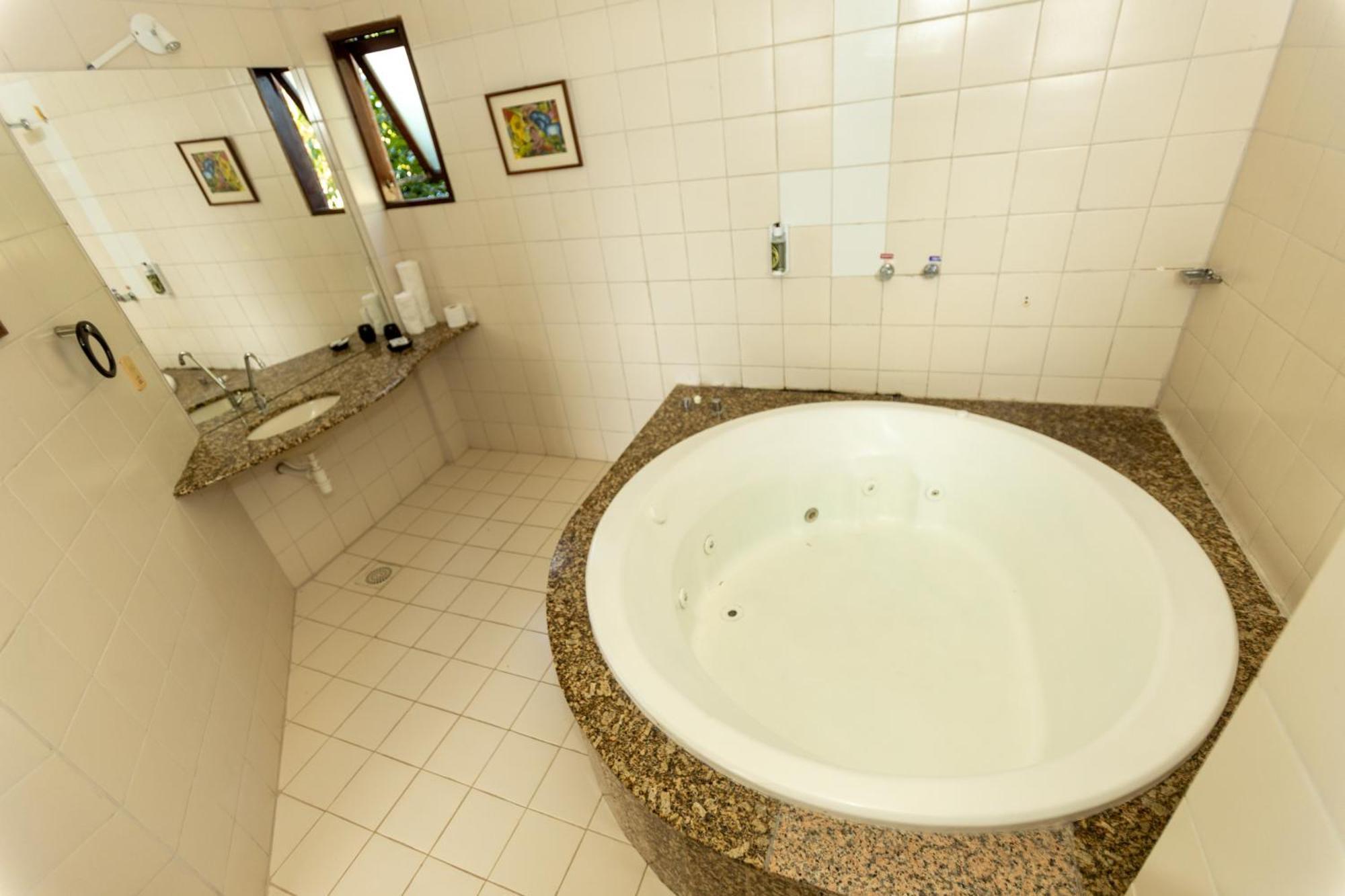 Suite Hot Tub,1699515255:JPEG